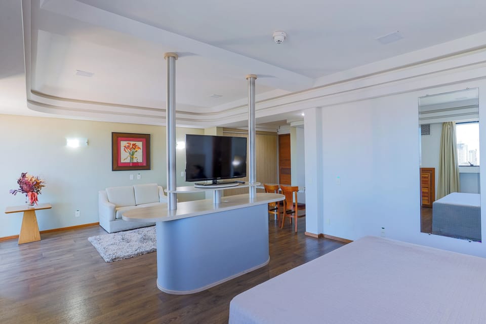 Executive Suite | Minibar, desk, laptop workspace, blackout drapes