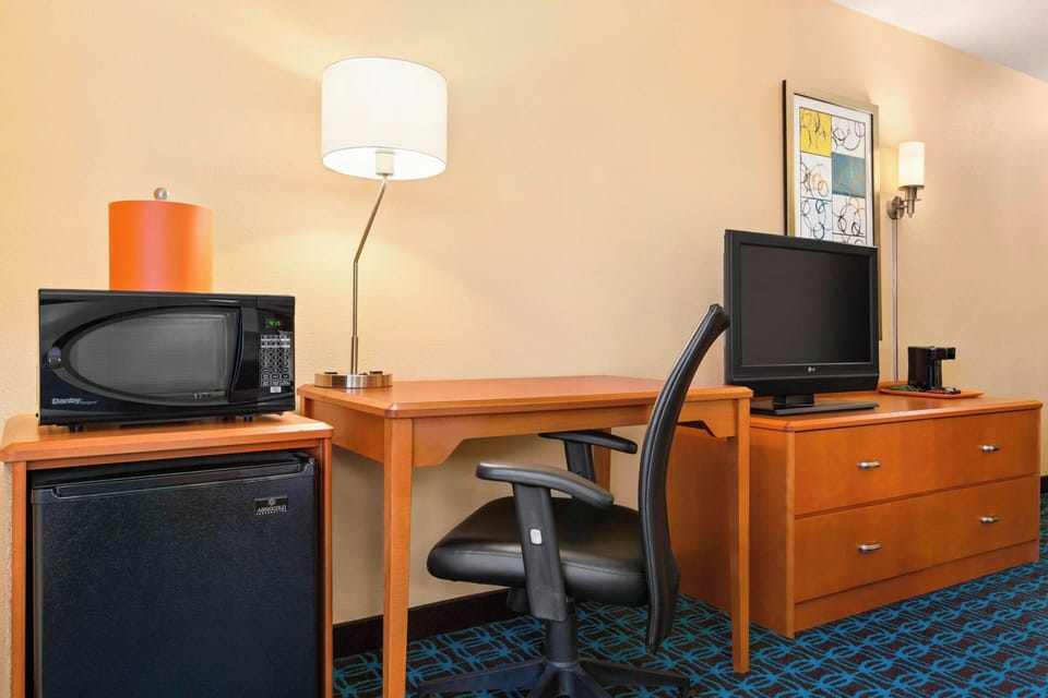 Room, 1 Queen Bed | Pillowtop beds, desk, blackout drapes, iron/ironing board