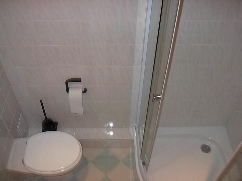 Basic Double Room | Bathroom | Shower, towels