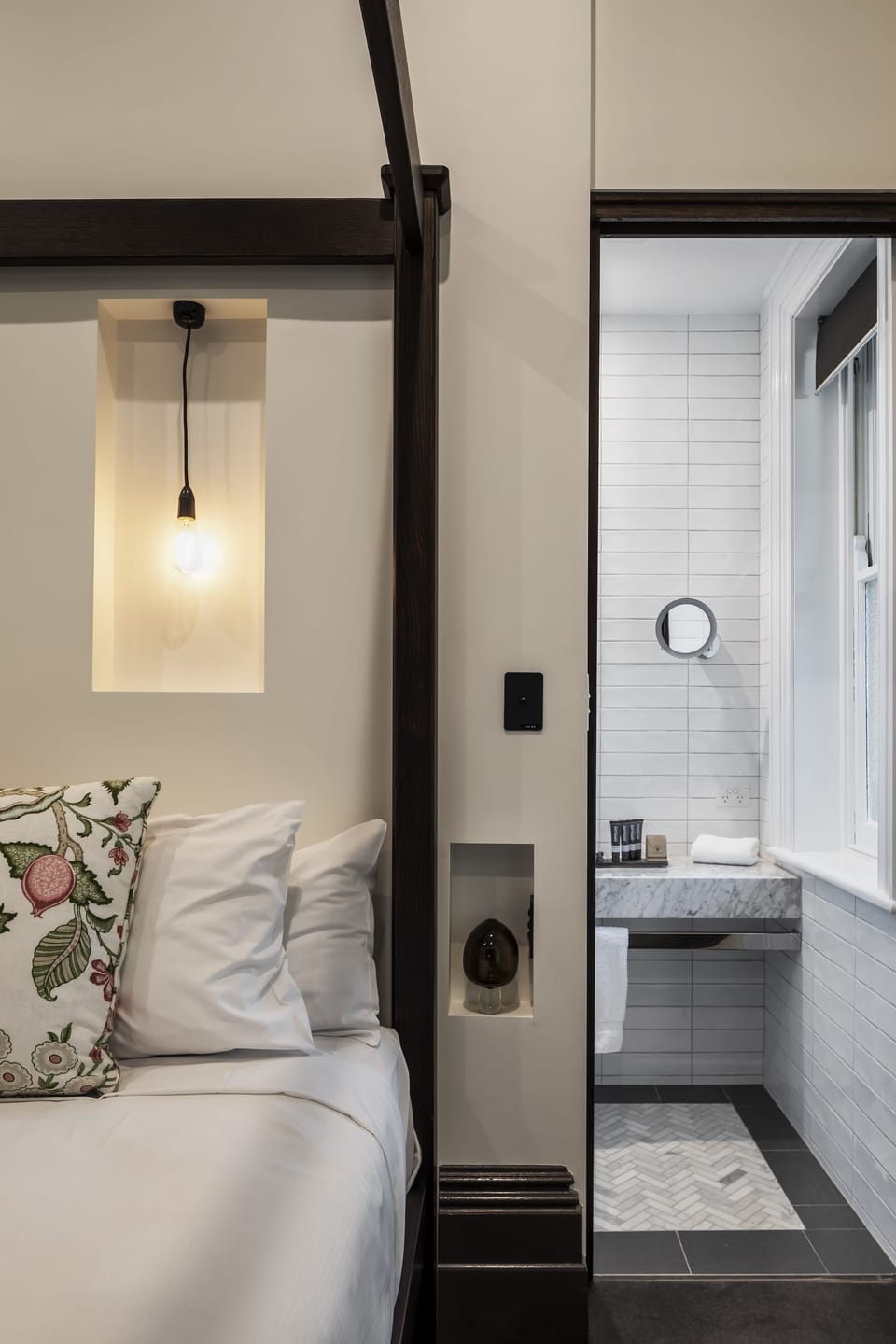 Classic Room | Minibar, in-room safe, desk, iron/ironing board