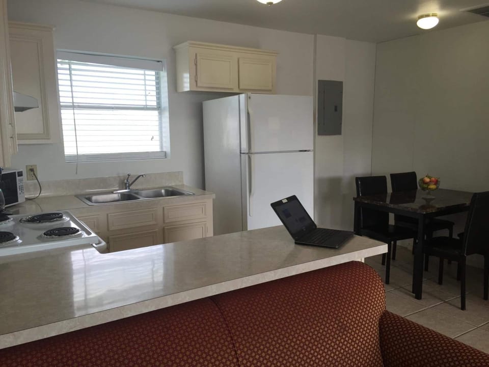 Coffee/tea maker, full-size fridge, microwave, stovetop