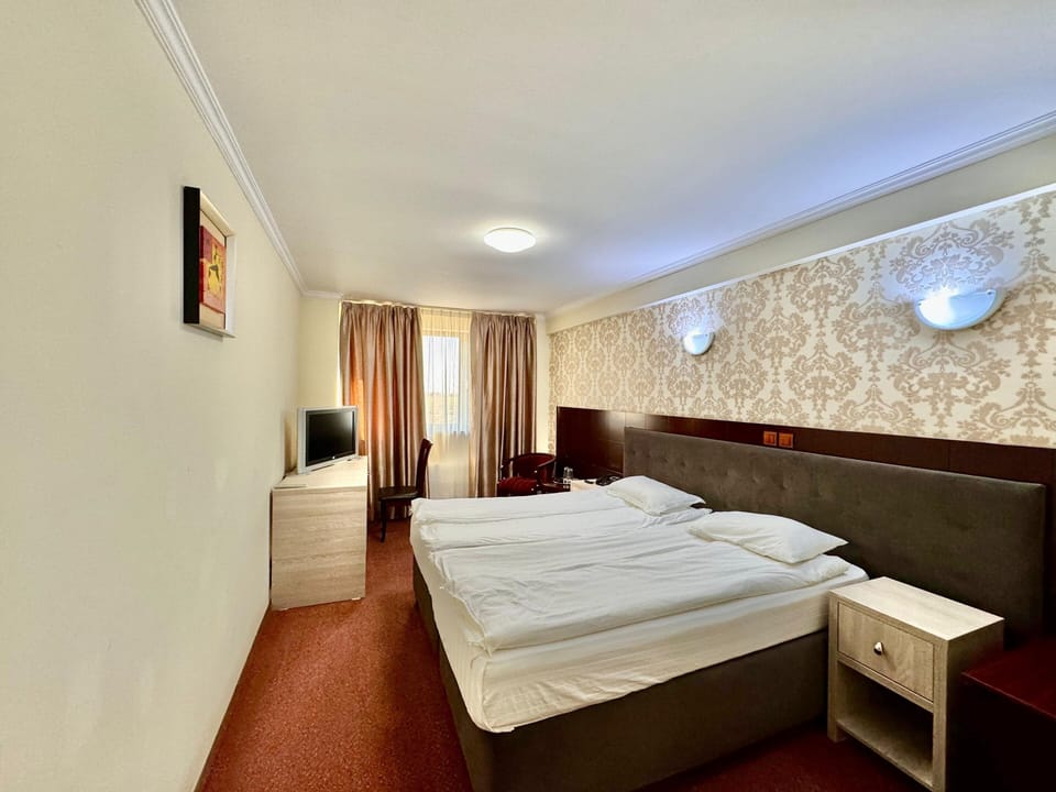 Standard Double Room | Minibar, in-room safe, desk, blackout drapes