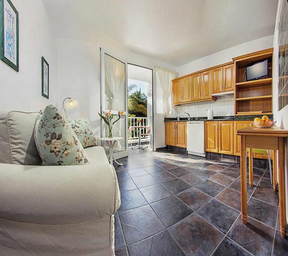Standard Studio, 1 Double Bed, Kitchen | Private kitchen | Fridge, microwave, stovetop, espresso maker