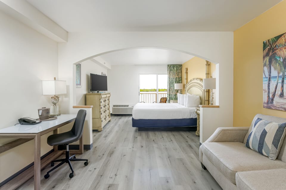 Premium bedding, in-room safe, individually furnished, desk