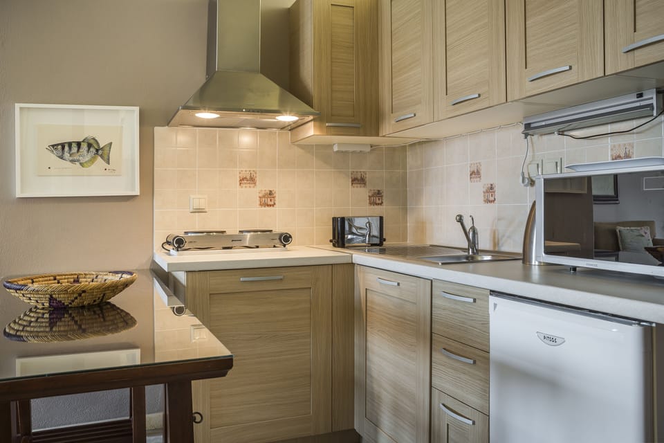 Coffee/tea maker, fridge, microwave, toaster