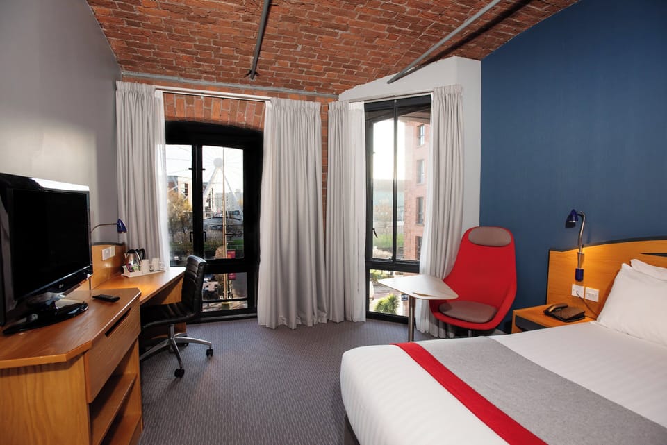 Standard Room, 1 Double Bed (with Free Hot Breakfast) | Desk, blackout drapes, cribs (free), WiFi (free)