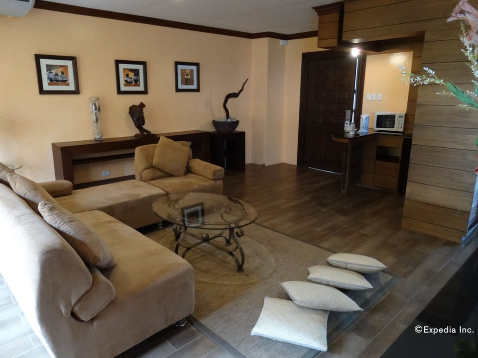 Executive Suite | Living room