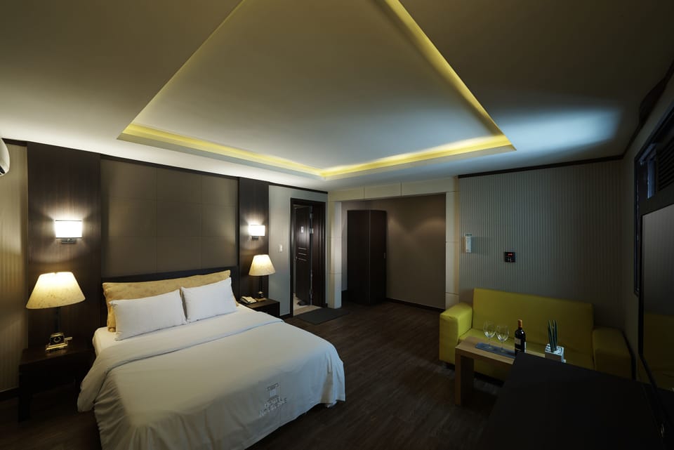 Deluxe Double Room | In-room safe, WiFi (free)