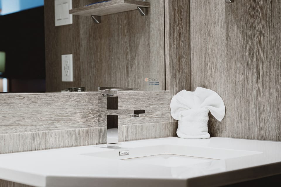 Premium bedding, desk, blackout drapes, soundproofing