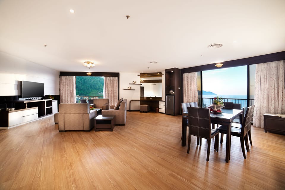 Executive Suite, 1 King Bed, Hill View | Living room | LED TV