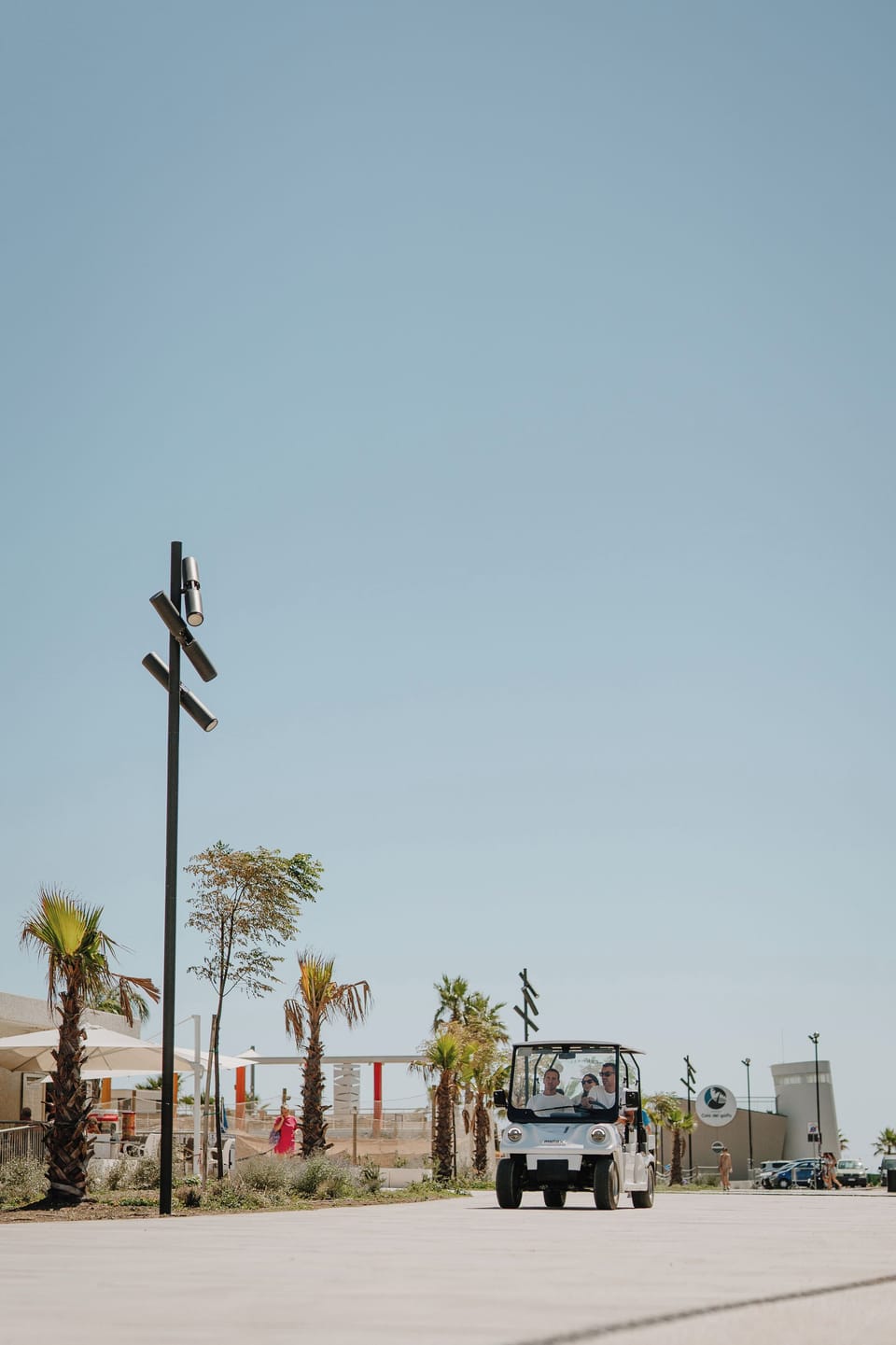 Beach nearby, free beach shuttle, sun loungers, beach umbrellas