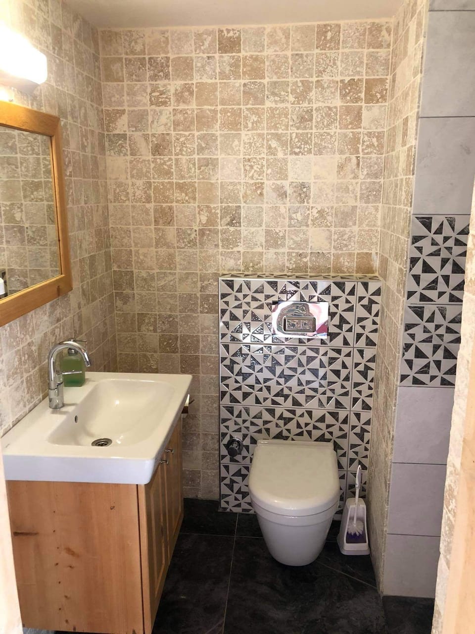 Shower, free toiletries, towels