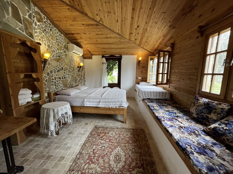 Traditional Room | Premium bedding, in-room safe, desk, blackout drapes