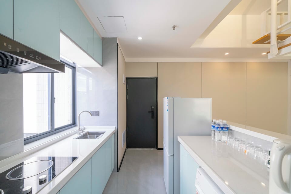 Luxury Room | Private kitchen | Fridge, microwave, stovetop, electric kettle