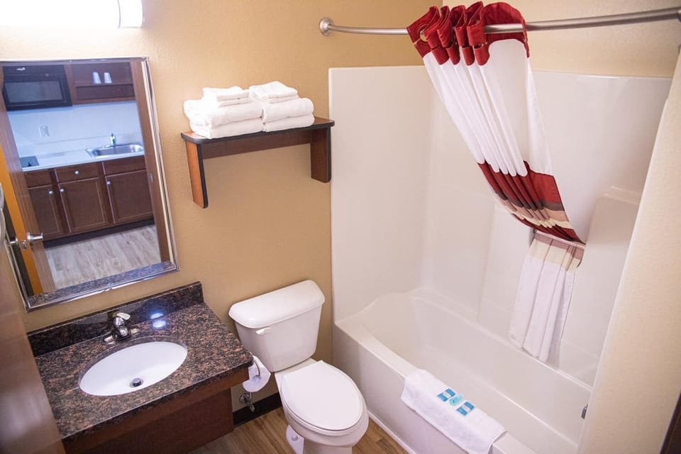 Combined shower/tub, free toiletries, hair dryer, towels