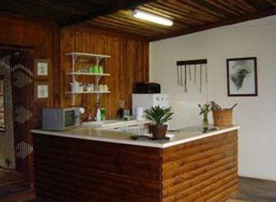 Coffee/tea maker, fridge