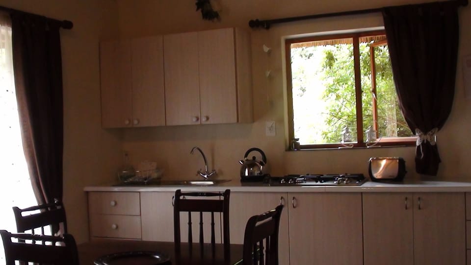 Sunbird Self Catering unit - 2 Bedroom | Private kitchen | Coffee/tea maker, fridge