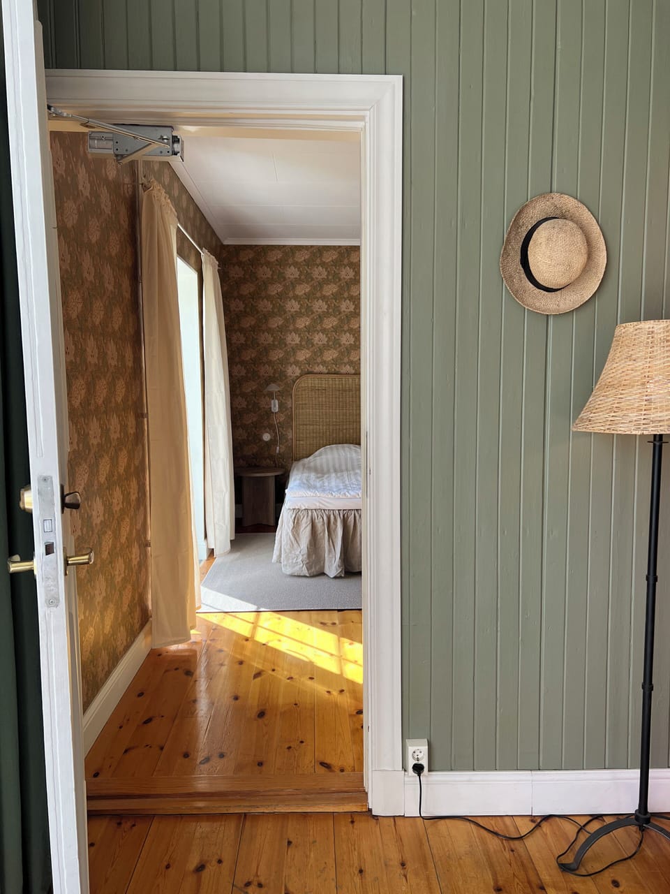 Minibar, WiFi (free), bed sheets