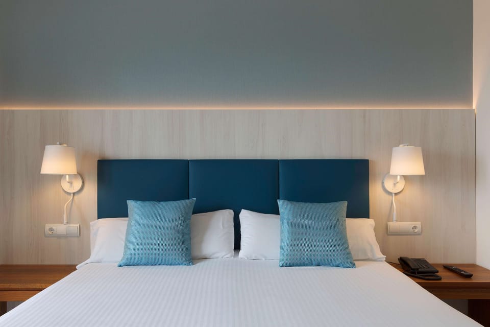 Premium bedding, in-room safe, desk, laptop workspace