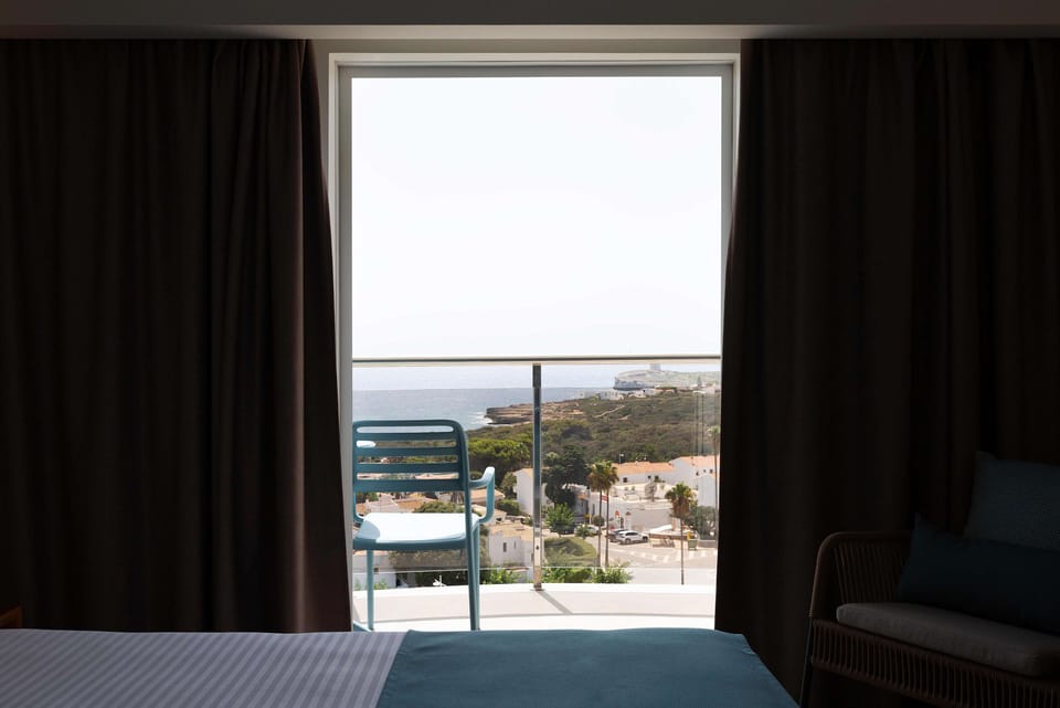 Premium bedding, in-room safe, desk, laptop workspace