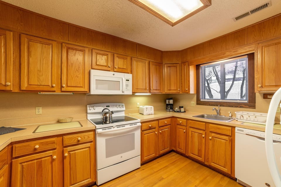 Townhome, 2 Bedrooms | Private kitchen | Toaster, cookware/dishes/utensils