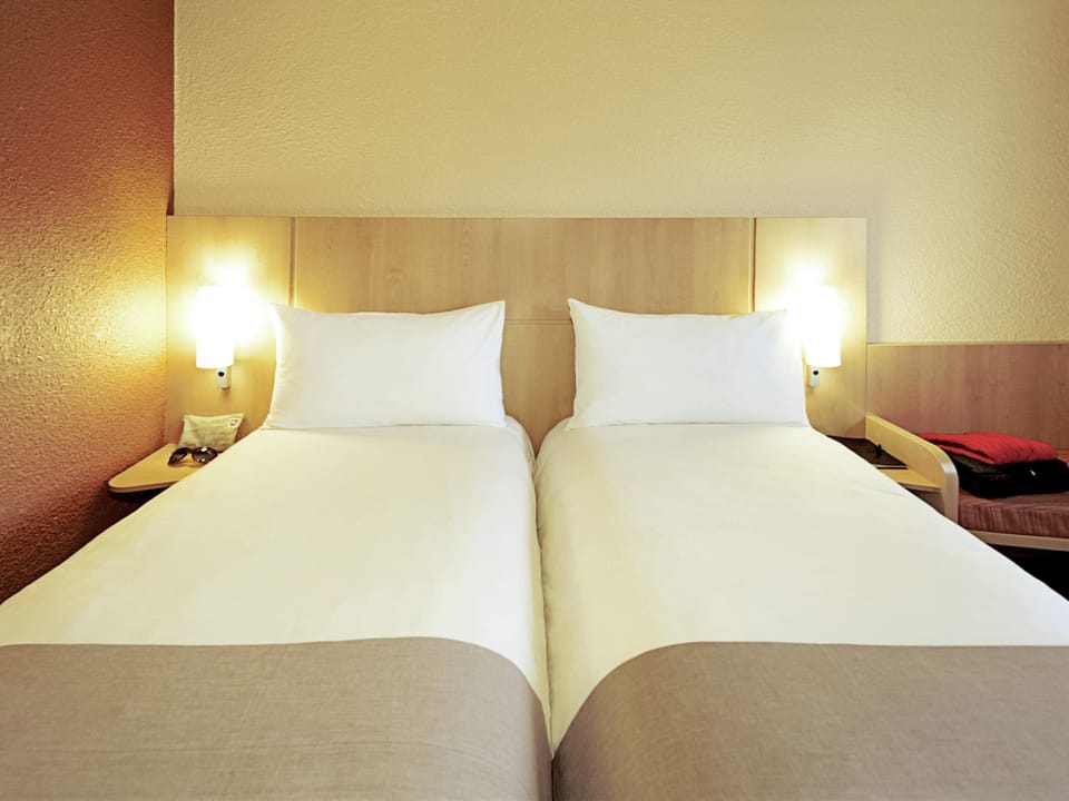 Standard Room, 2 Twin Beds | In-room safe, desk, blackout drapes, soundproofing