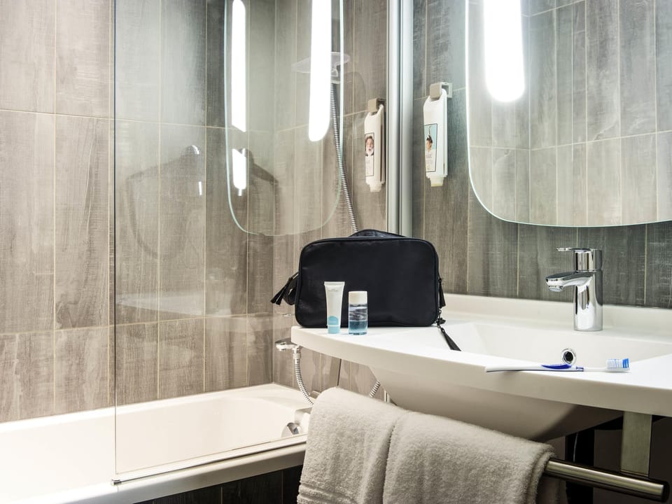 Standard Room, 2 Twin Beds | In-room safe, desk, blackout drapes, soundproofing