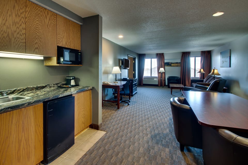 Executive Suite, 1 Queen Bed (Presidential Suite) | In-room safe, desk, iron/ironing board, free WiFi