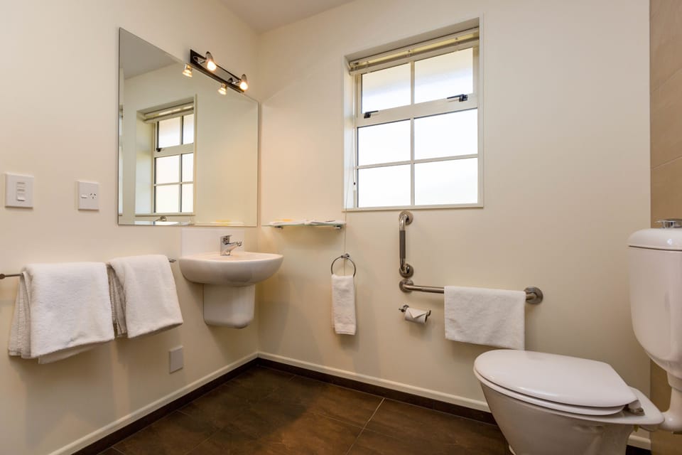 Studio | Bathroom | Combined shower/tub, free toiletries, hair dryer, towels