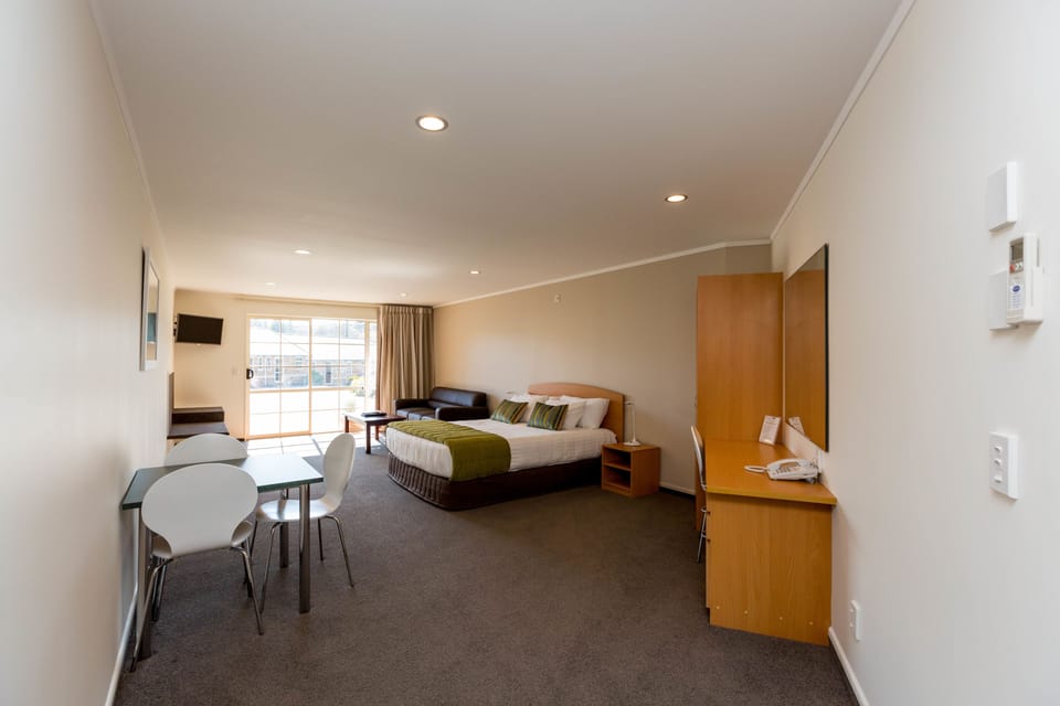 Suite, 1 Bedroom | Premium bedding, Select Comfort beds, desk, soundproofing