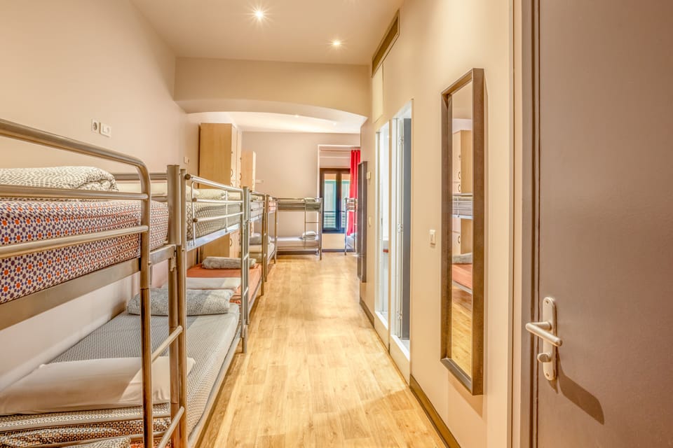 1 bed in a 14 beds mixed dormitory, Ensuite | Premium bedding, in-room safe, soundproofing, iron/ironing board
