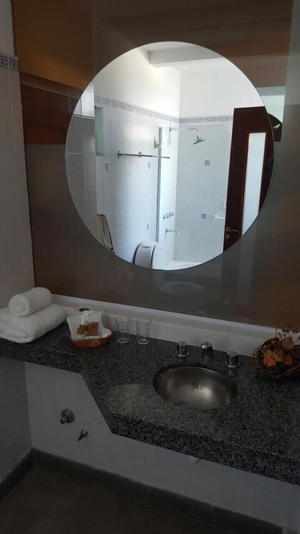 Shower, rainfall showerhead, free toiletries, hair dryer