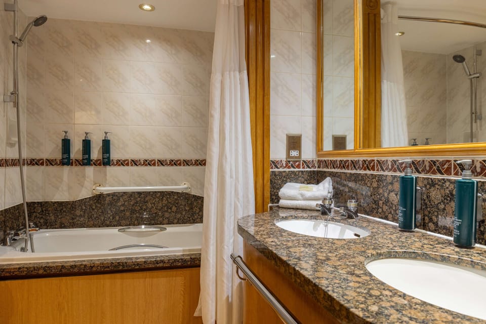Grand Hilton Suite | Bathroom | Combined shower/tub, free toiletries, hair dryer, towels
