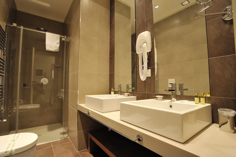 Triple Room (Duomo) | Bathroom | Shower, rainfall showerhead, free toiletries, hair dryer