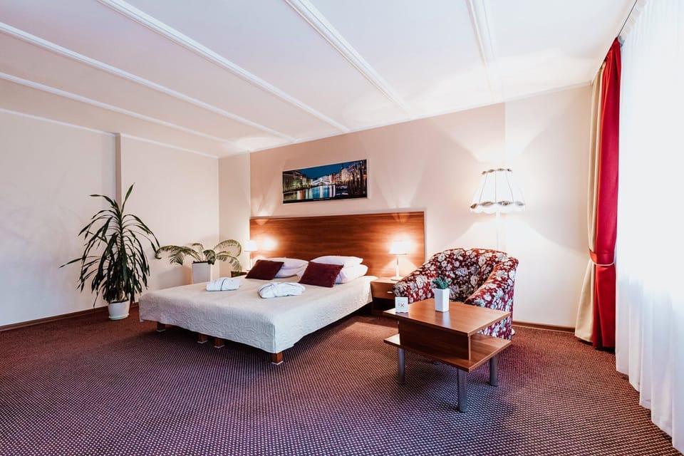 Studio Suite | Desk, iron/ironing board, free WiFi, bed sheets