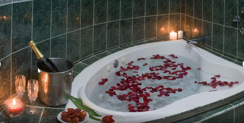 Combined shower/tub, jetted tub, free toiletries, hair dryer