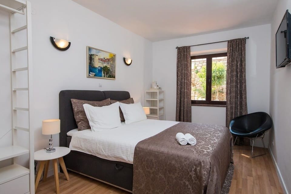 Double Room | In-room safe, iron/ironing board, free cribs/infant beds, free WiFi