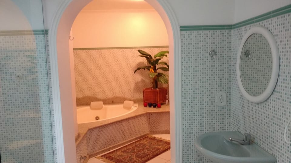 Premium Studio Suite, Jetted Tub | Bathroom | Shower, rainfall showerhead, hair dryer, towels
