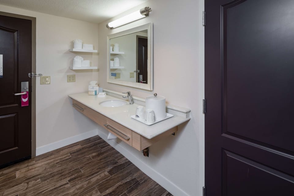 Room, 1 King Bed, Accessible, Non Smoking | Bathroom | Combined shower/tub, free toiletries, hair dryer, towels