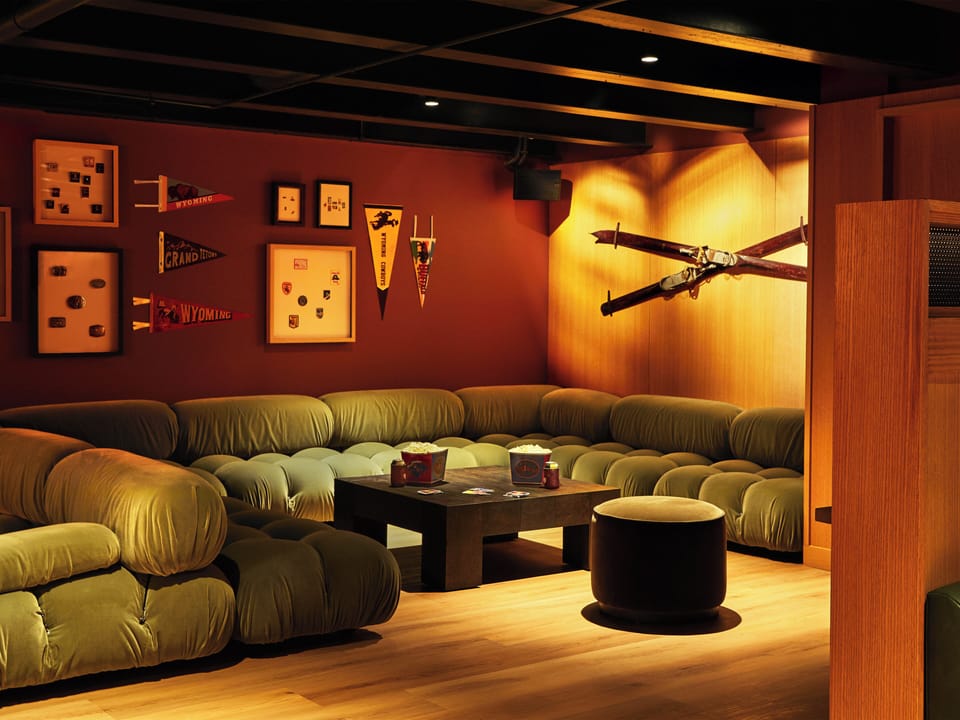 2 bars/lounges