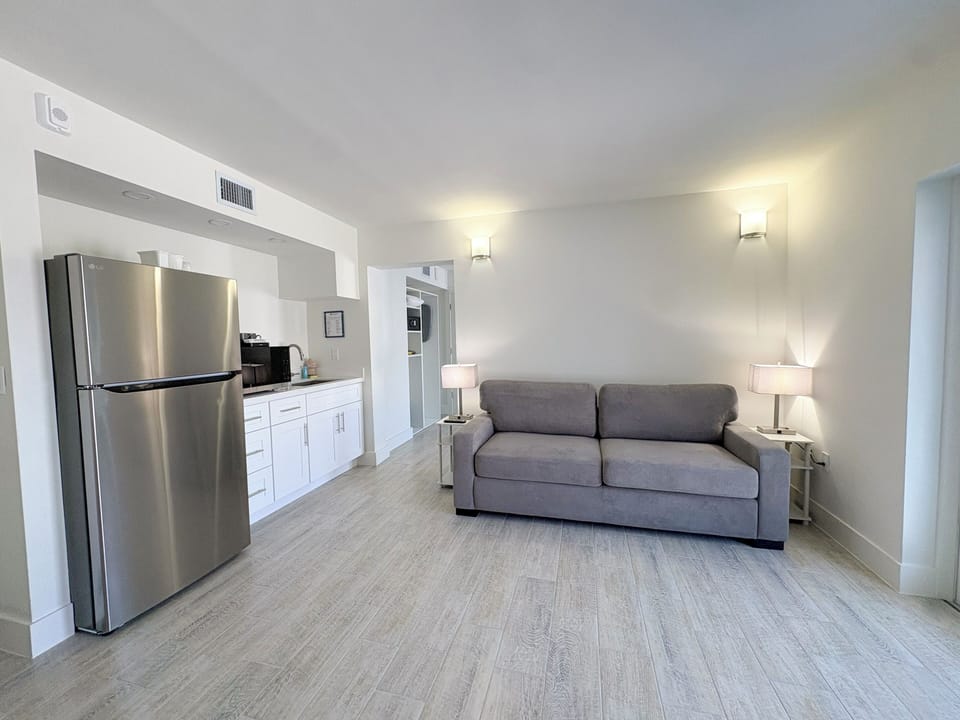 Bayfront Queen Suite | Living area | Flat-screen TV