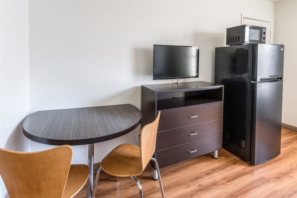 Full-size fridge, microwave, oven, stovetop