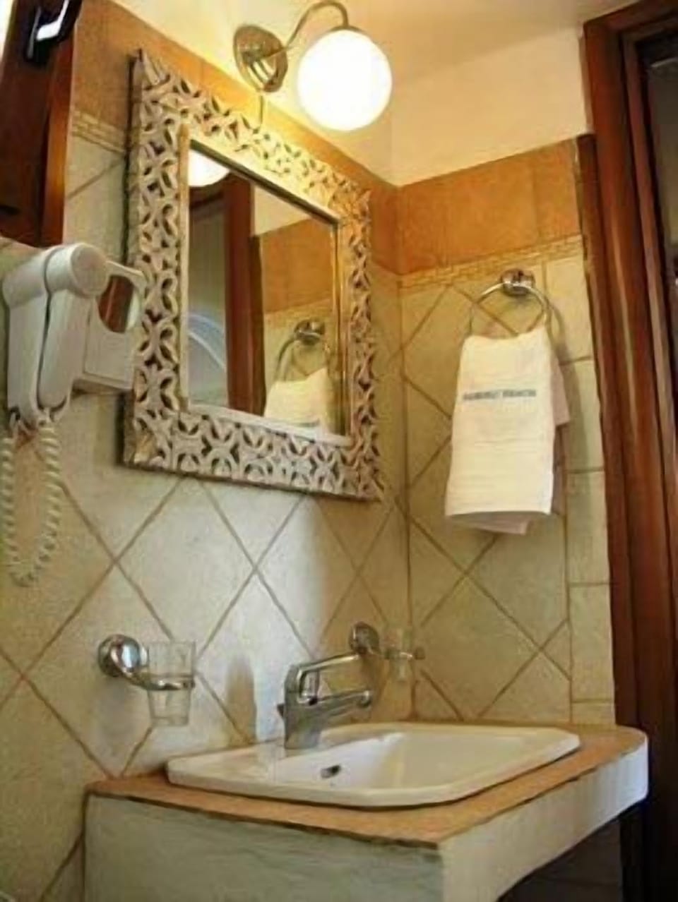 Bathroom sink