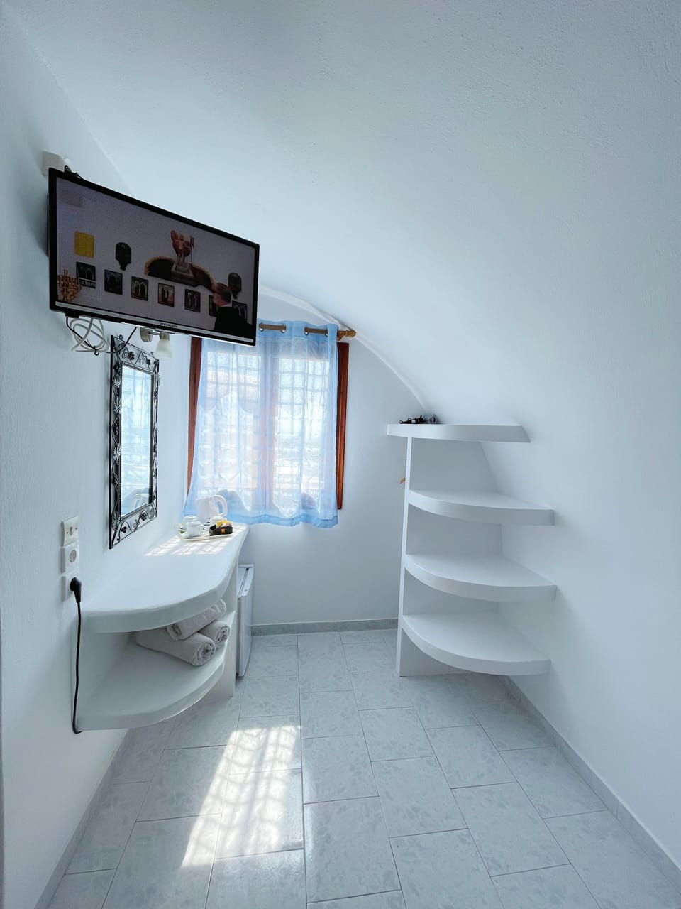 Traditional Room, Partial Sea View | In-room safe, individually decorated, individually furnished