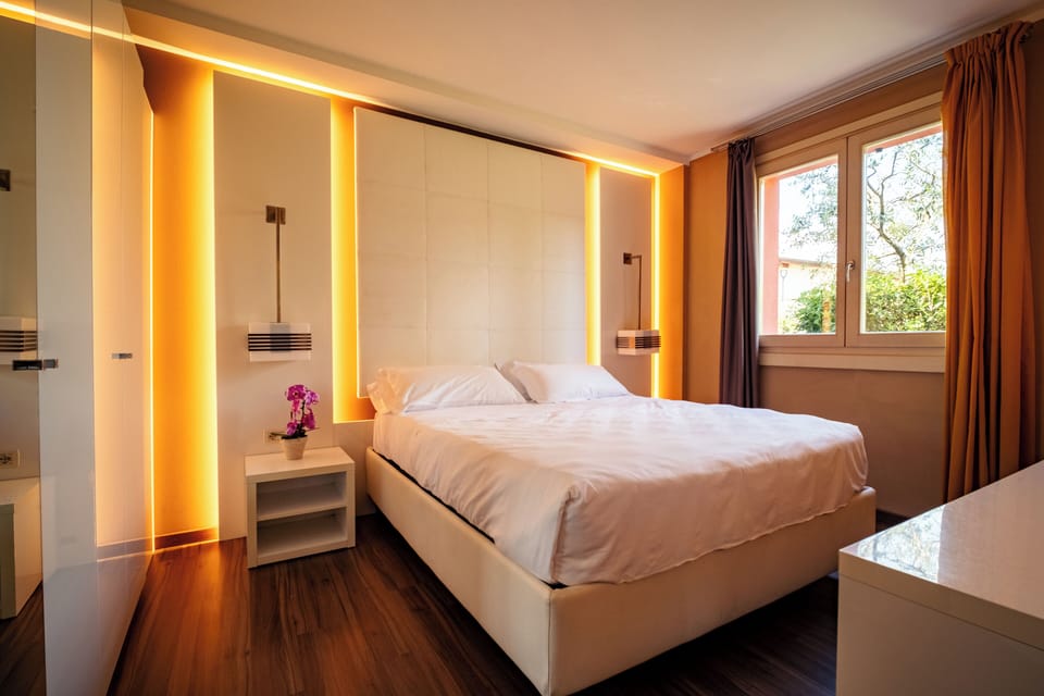 1 bedroom, premium bedding, memory foam beds, desk