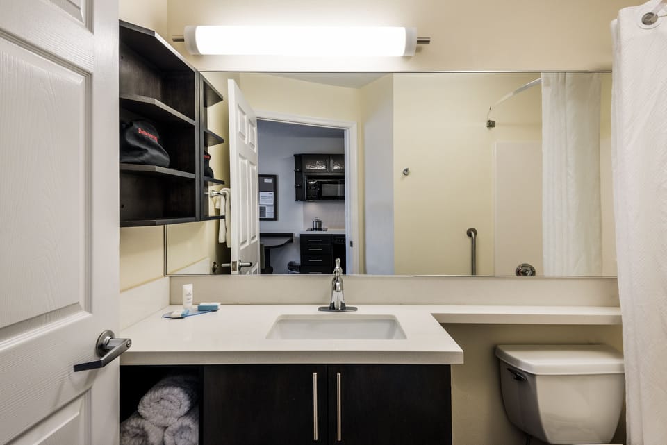 Combined shower/tub, hair dryer, towels
