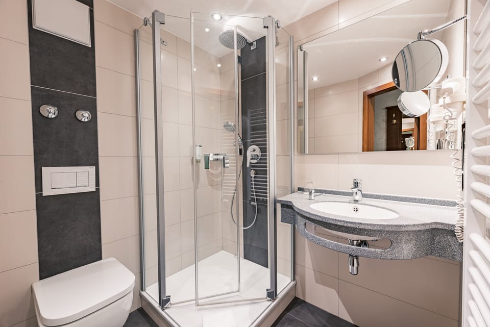 Single Room, Non Smoking | Bathroom | Free toiletries, hair dryer, towels