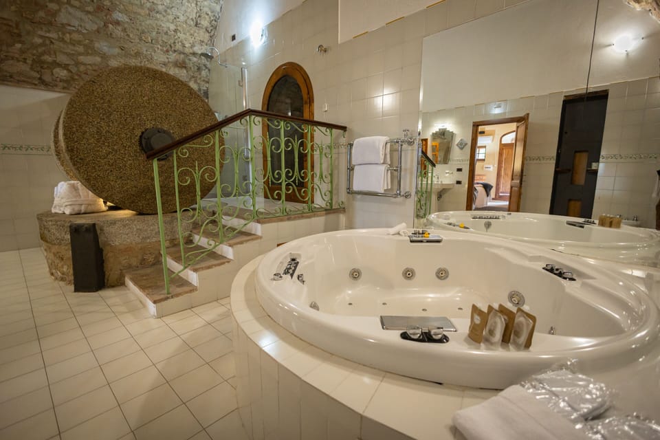 Deluxe Double Room, 1 Queen Bed | Bathroom | Free toiletries, hair dryer, slippers, towels