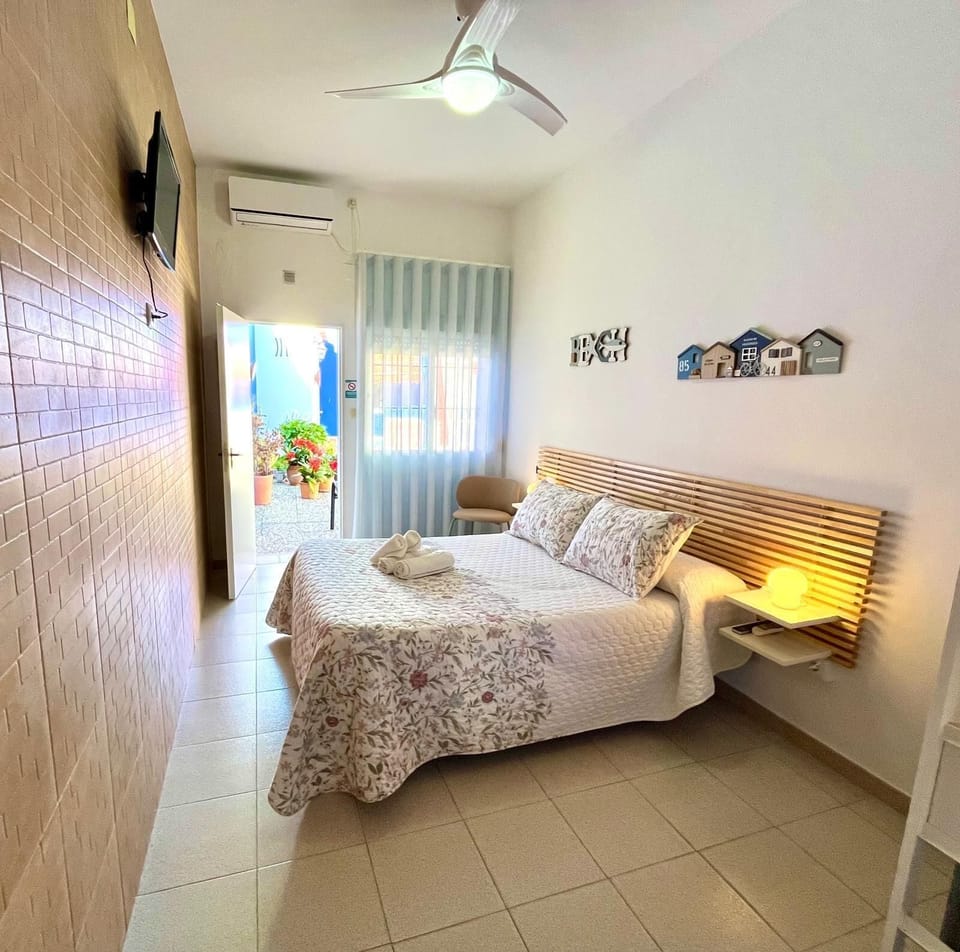 Classic Room, 1 Queen Bed | Premium bedding, minibar, individually decorated, individually furnished