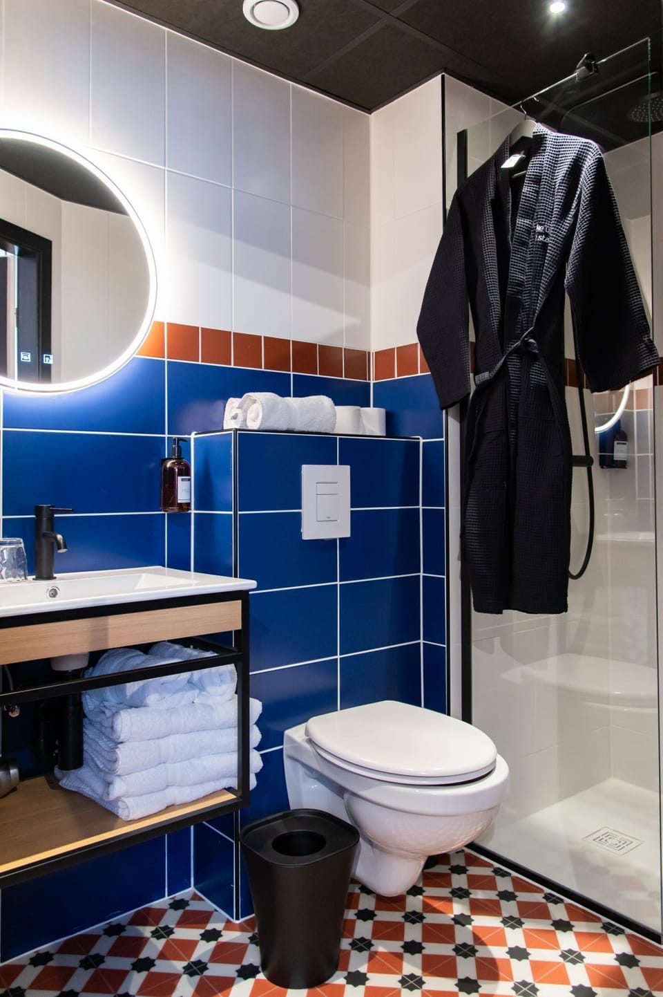 Superior Double Room | Bathroom | Shower, hair dryer, towels, soap
